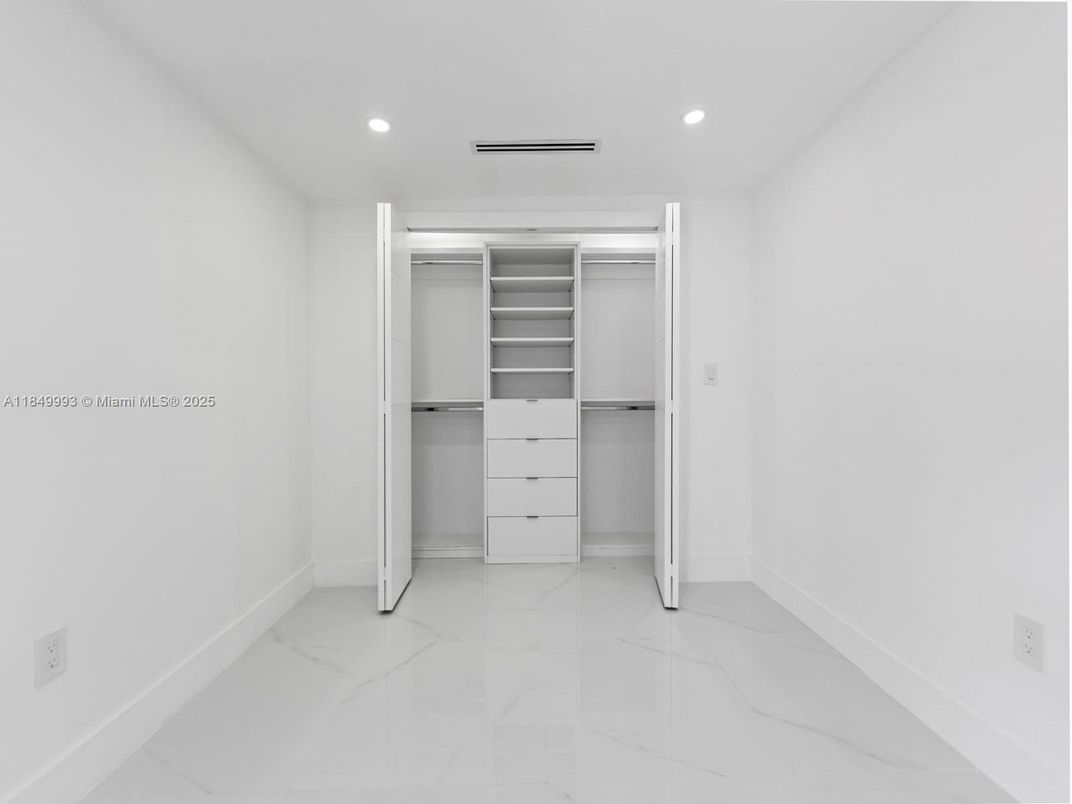Empty room, Interior, Marble, Recessed Lighting, Walk-in Closets