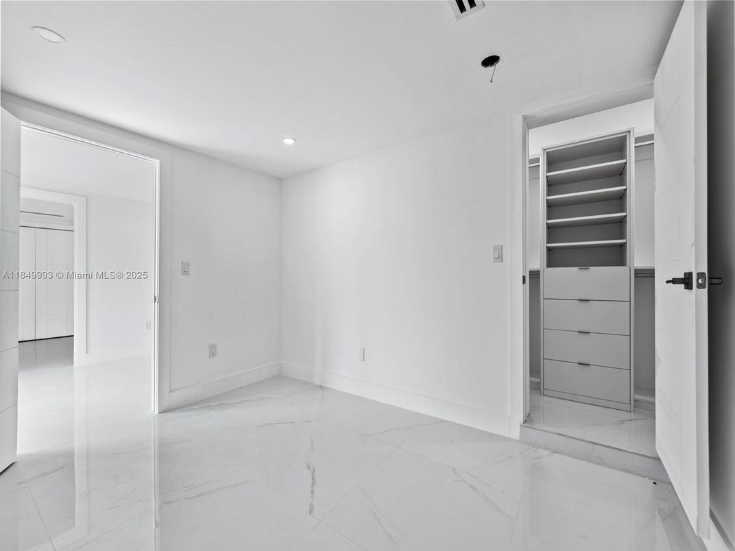 Empty room, Interior, Marble, Recessed Lighting, Walk-in Closets