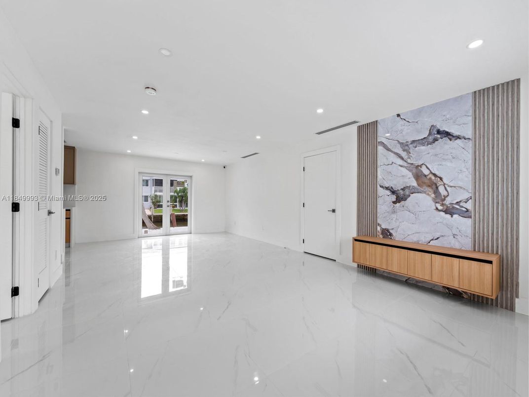 Empty room, Interior, Marble, Marble Walls, Recessed Lighting