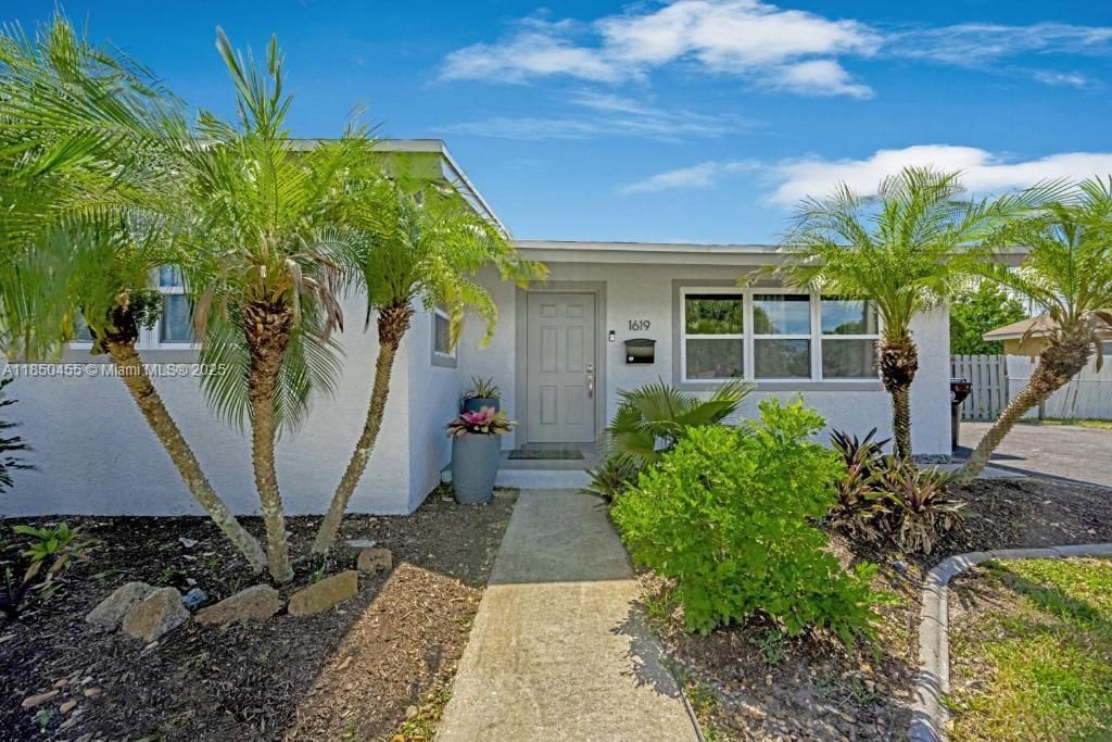 Exterior, Facade, Ranch