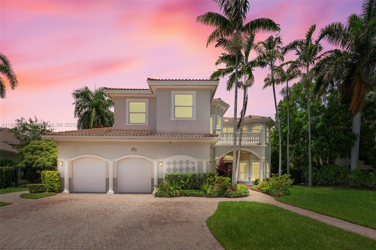Attached, Exterior, Facade, Mediterranean