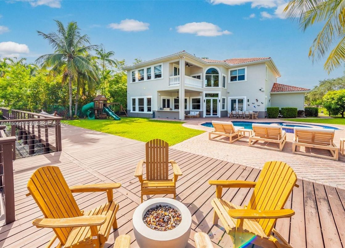 Exterior, Playground, Pool
