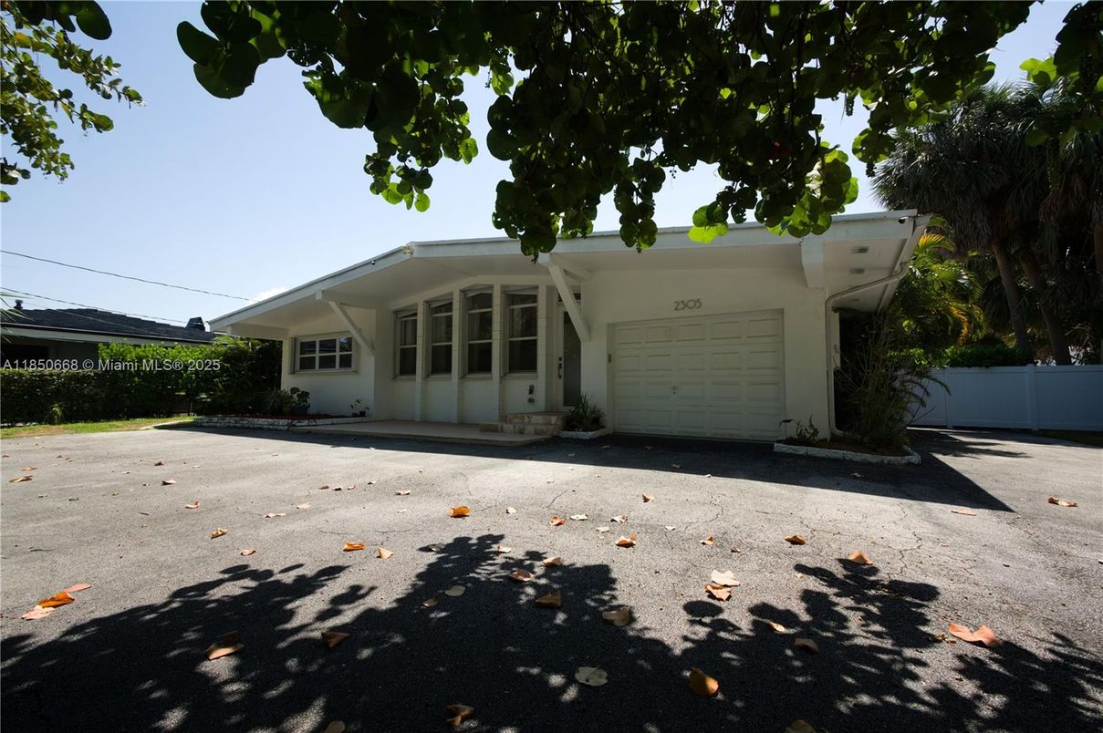 Attached, Exterior, Facade, Ranch