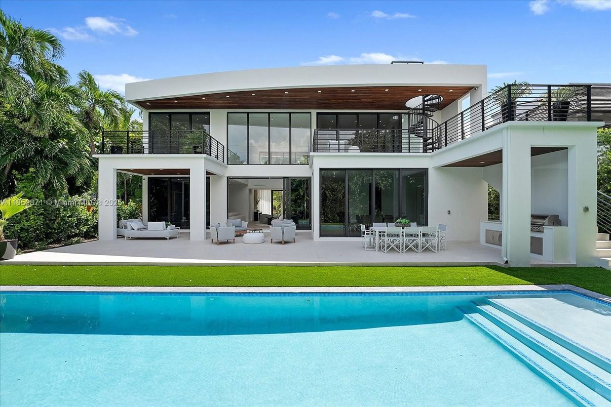Exterior, Pool