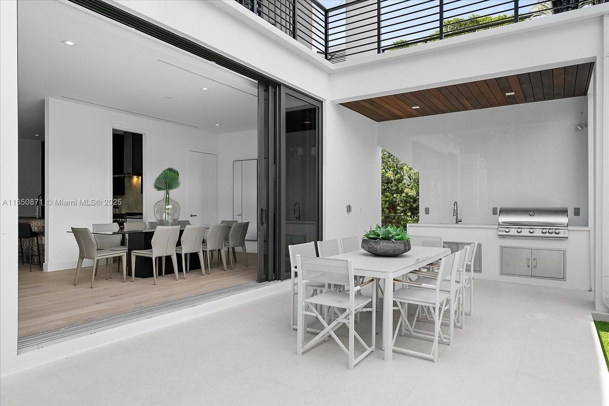 Dining room, Exterior, Recessed Lighting