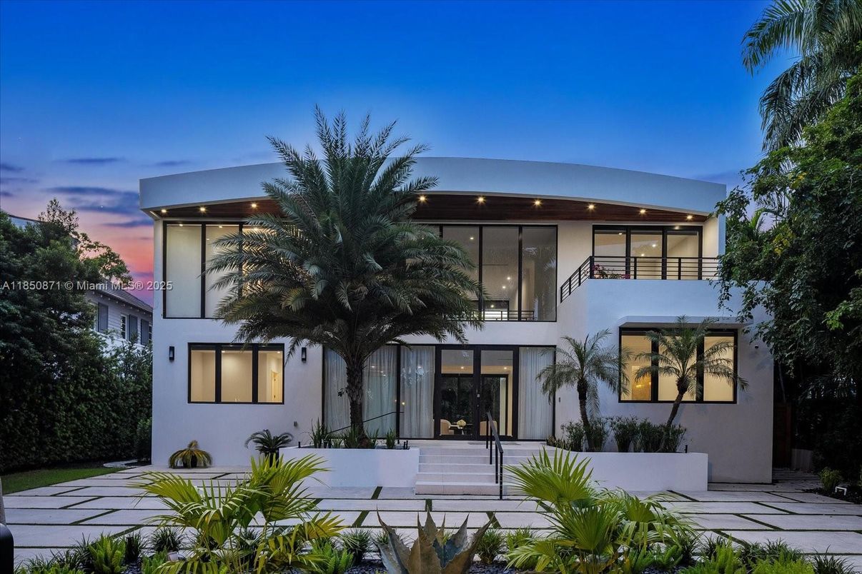 Exterior, Facade, Modern