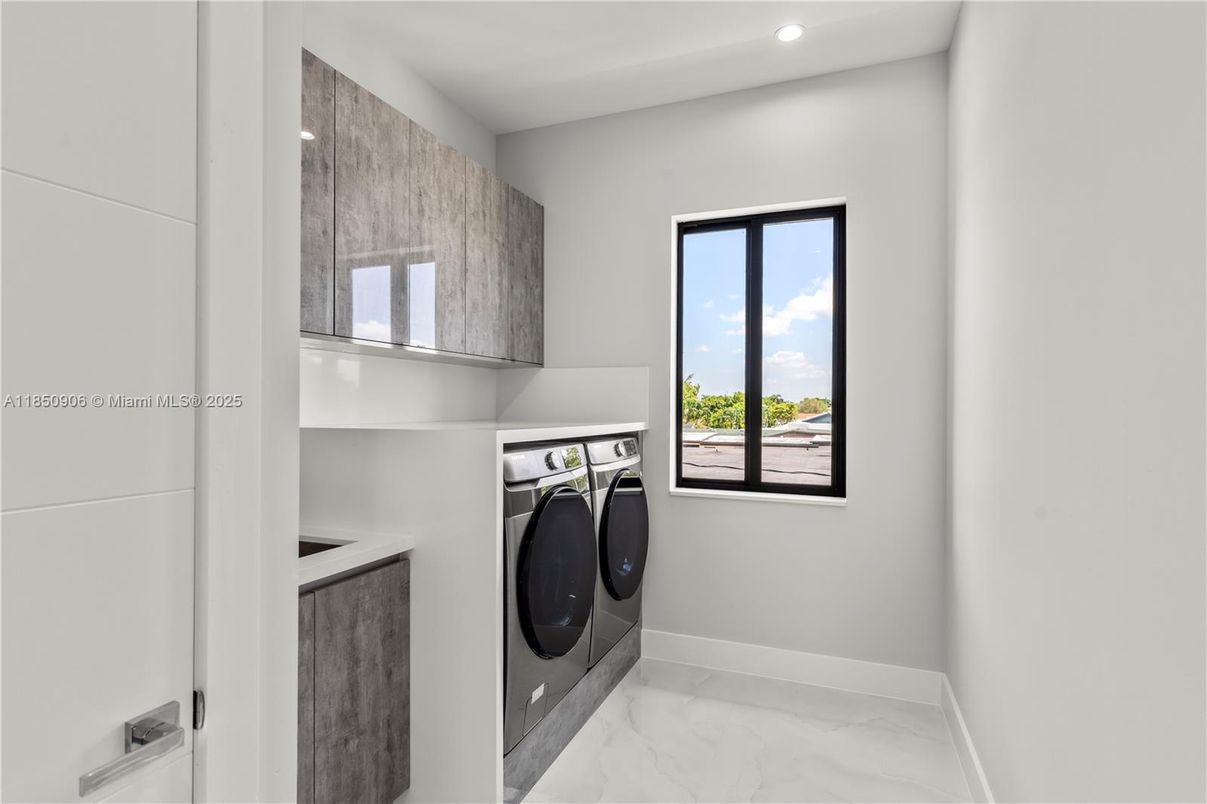 Interior, Marble, Recessed Lighting, Washer