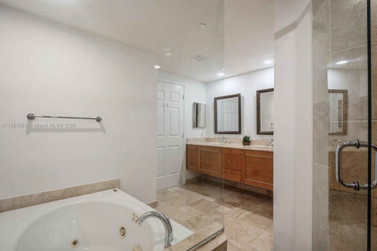 Bathroom, Dual Sink Vanities, Interior, Recessed Lighting