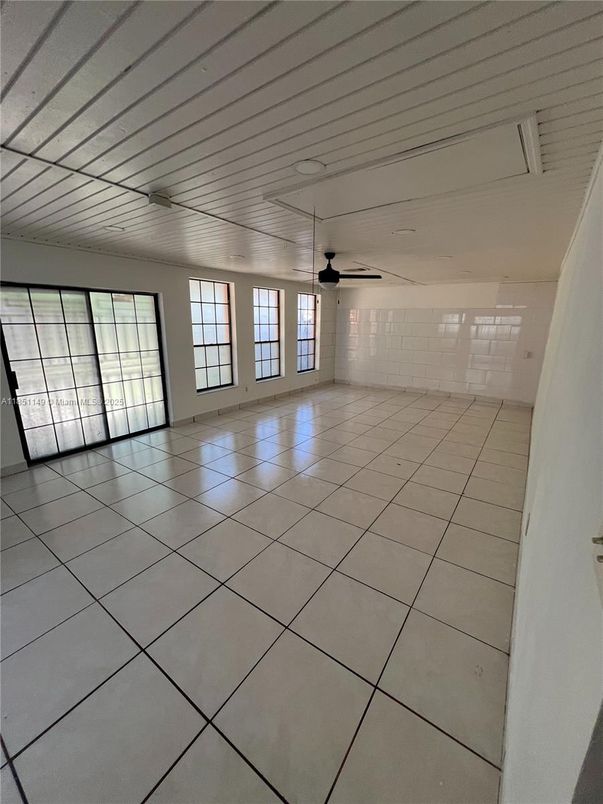 Empty room, Interior
