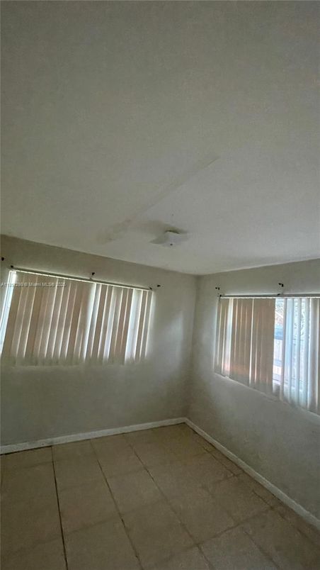 Empty room, Interior