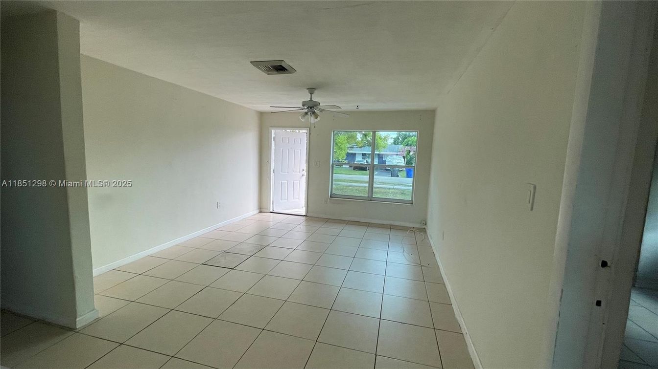 Empty room, Interior