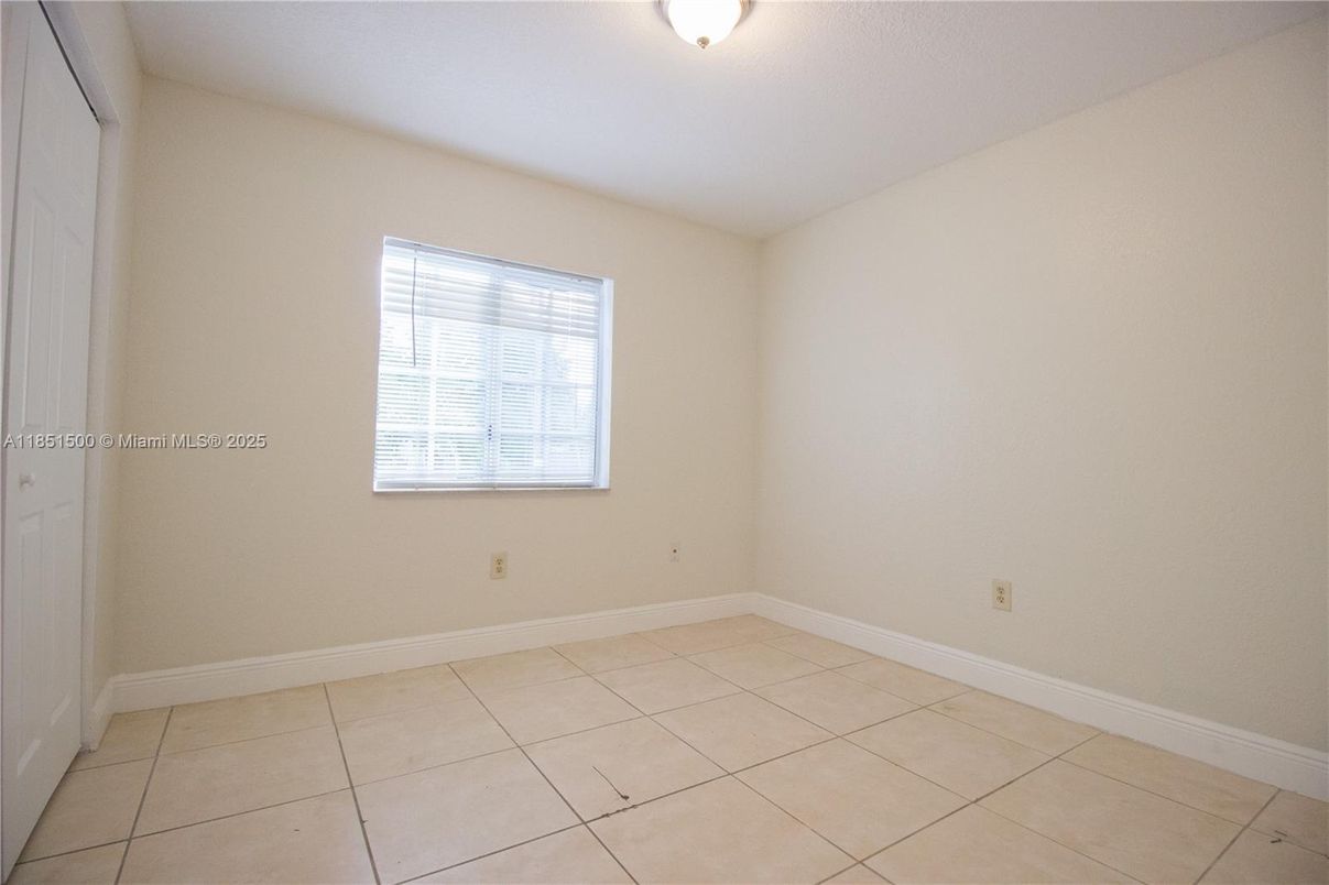 Empty room, Interior