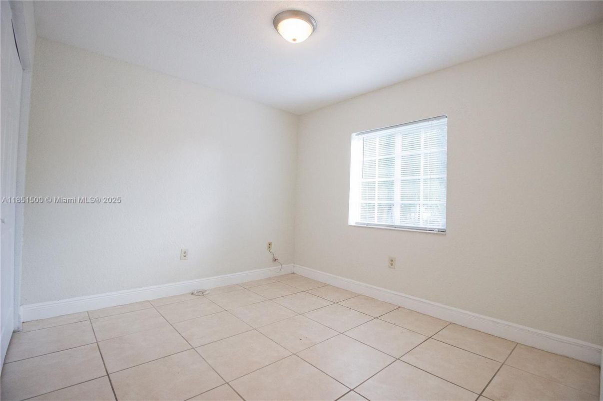 Empty room, Interior