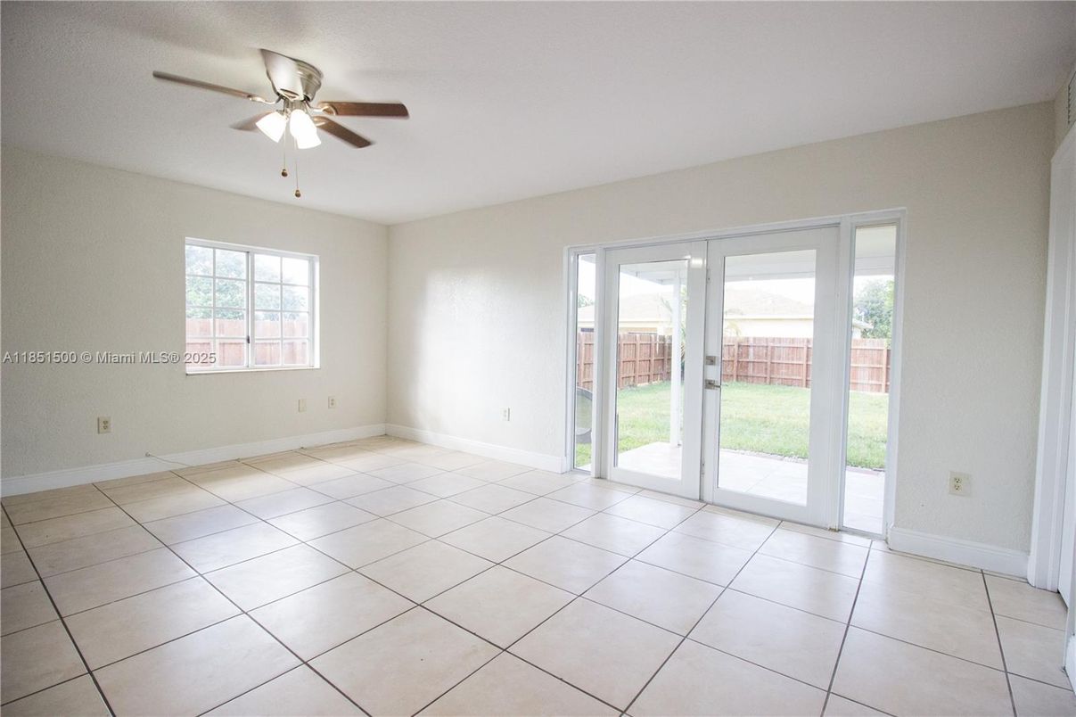 Empty room, Interior
