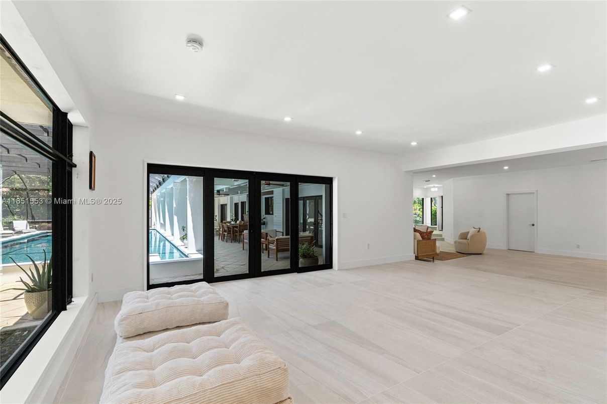 Empty room, Interior, Recessed Lighting