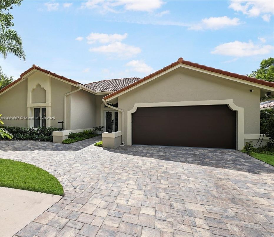 Attached, Exterior, Facade, Mediterranean