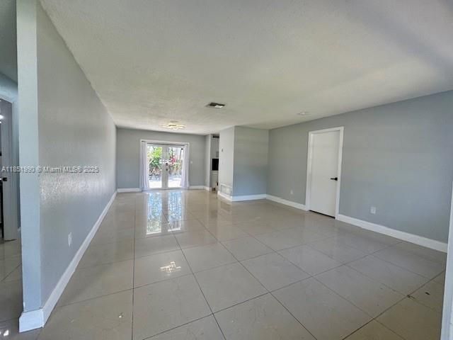 Empty room, Interior
