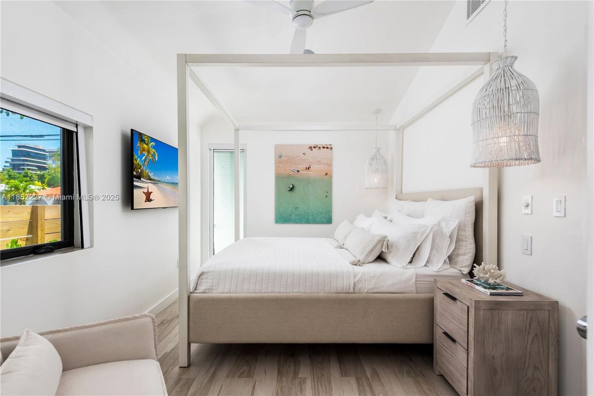 Bedroom, Interior, Pendant Lights, Wood Texture Flooring