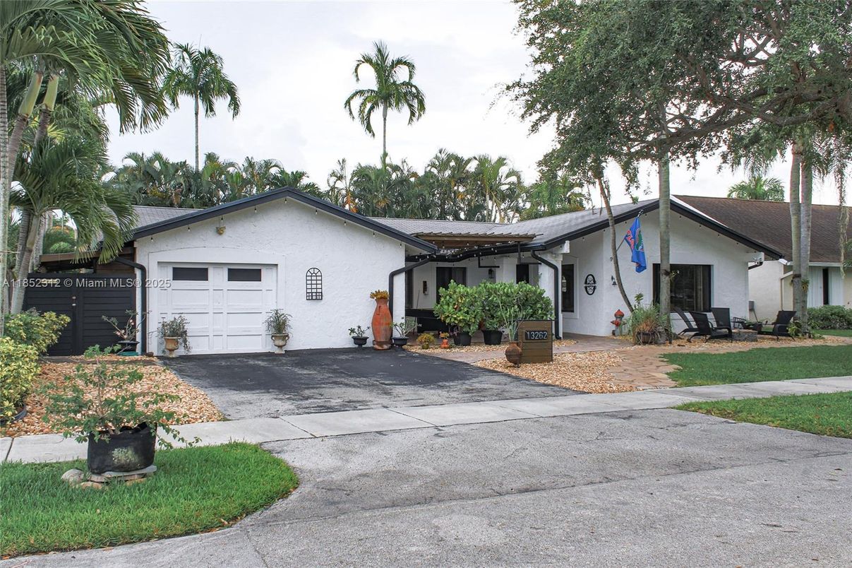 Attached, Exterior, Facade, Ranch