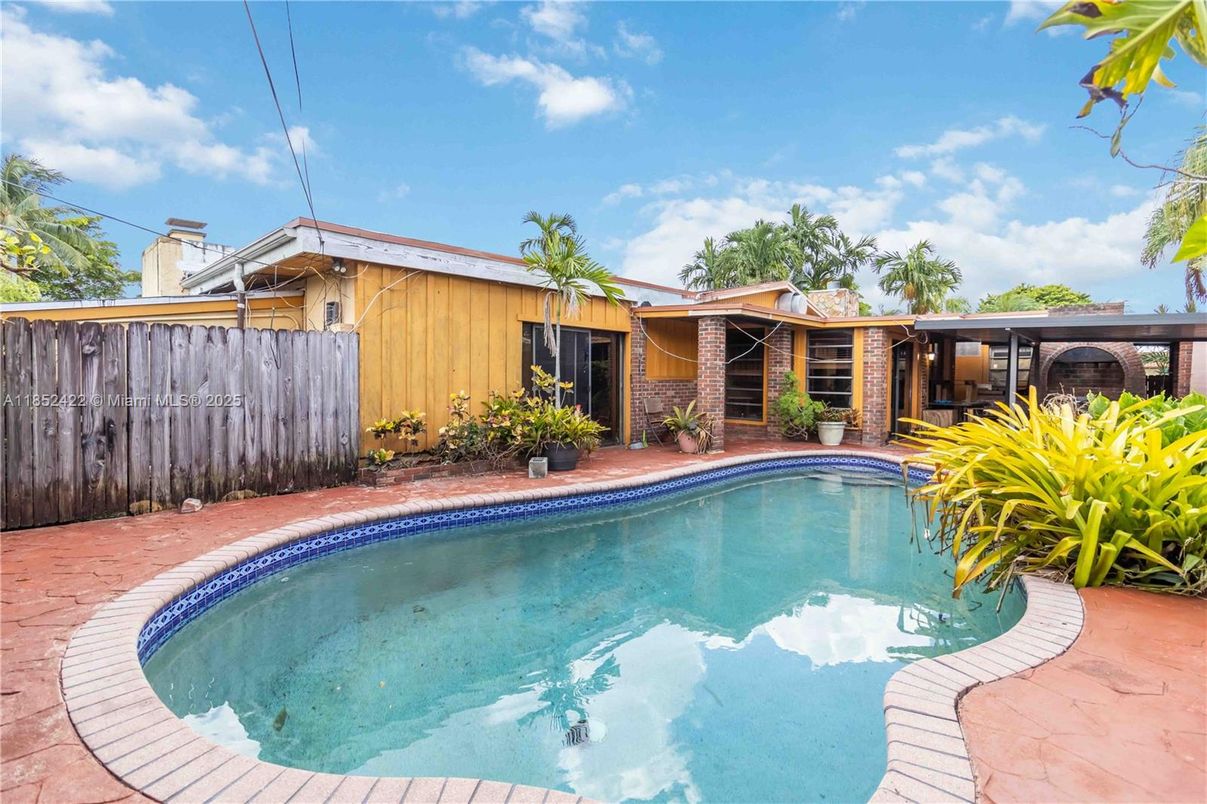 Exterior, Pool