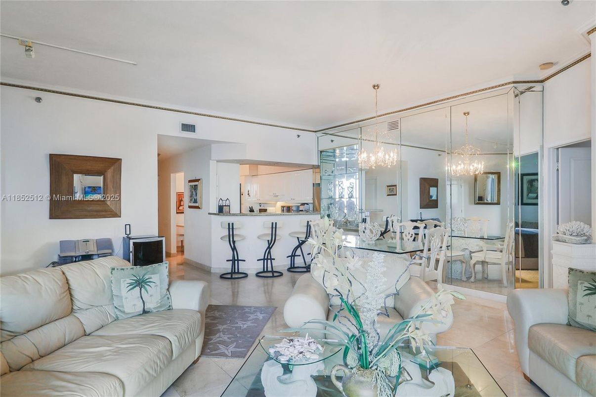Chandelier, Dining room, Interior, Living room, Pendant Lights