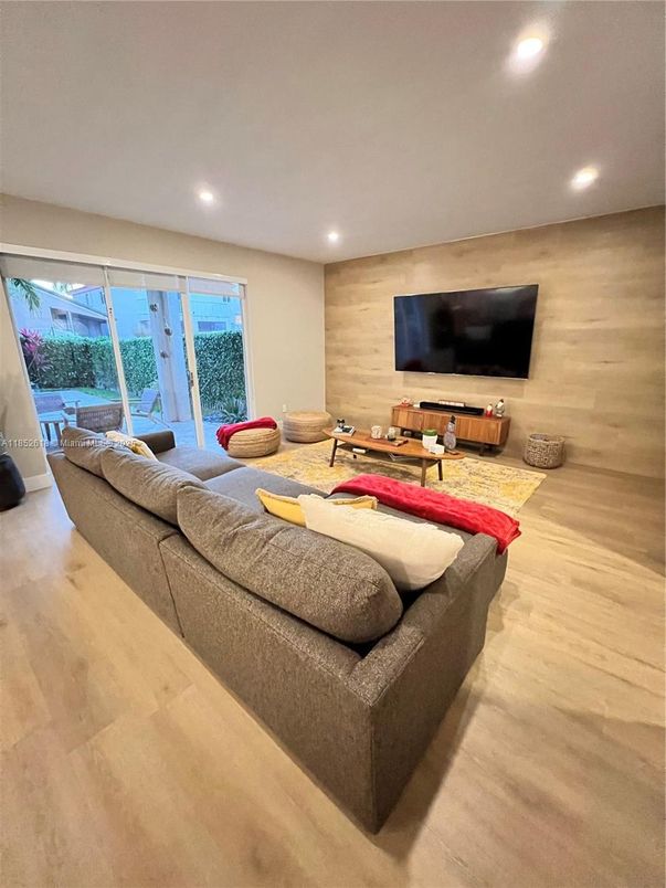 Interior, Living room, Recessed Lighting, Wood Texture Flooring