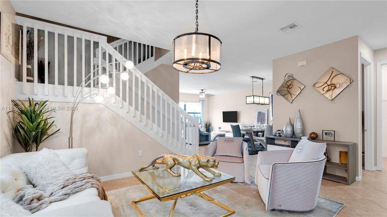 Chandelier, Dining room, Interior, Living room, Pendant Lights