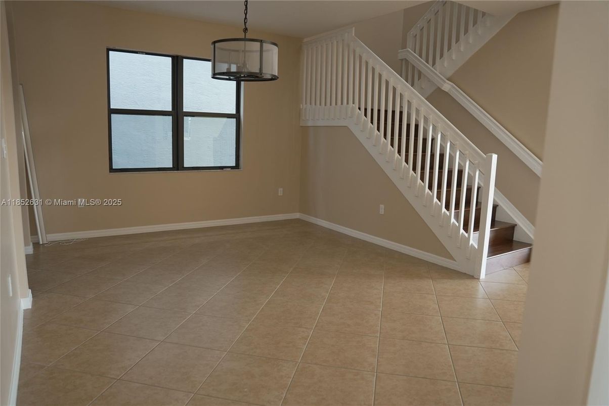 Empty room, Interior, Pendant Lights