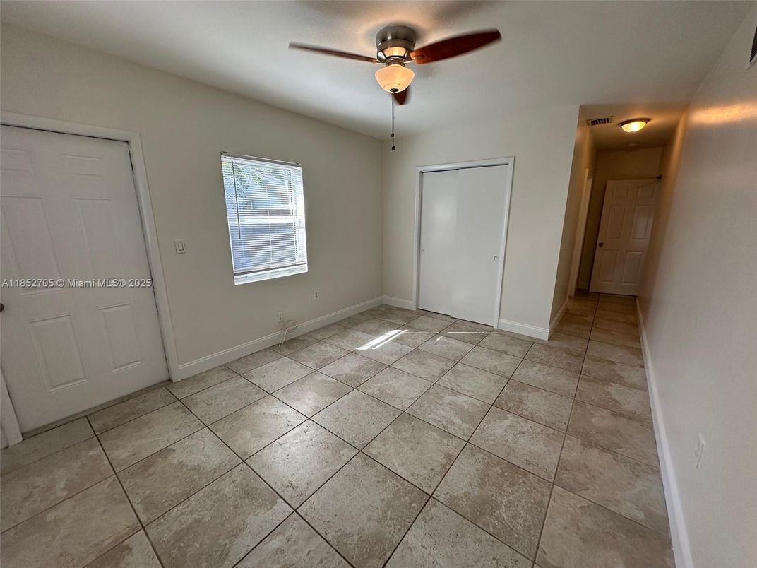 Empty room, Interior