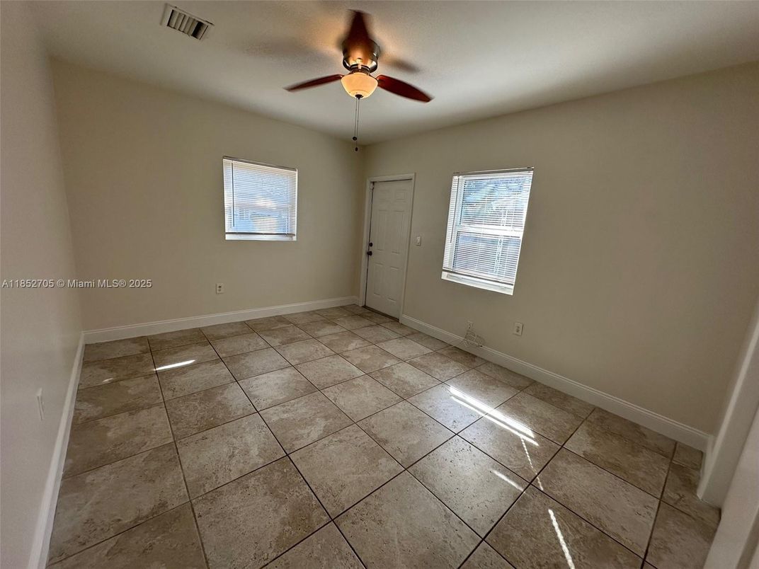 Empty room, Interior