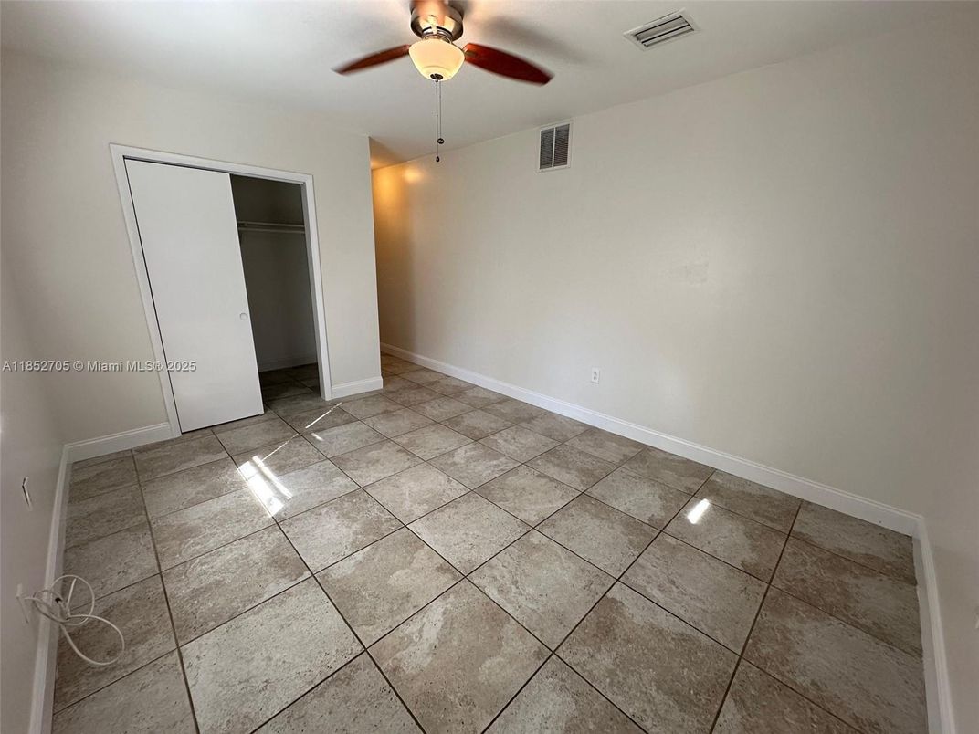 Empty room, Interior
