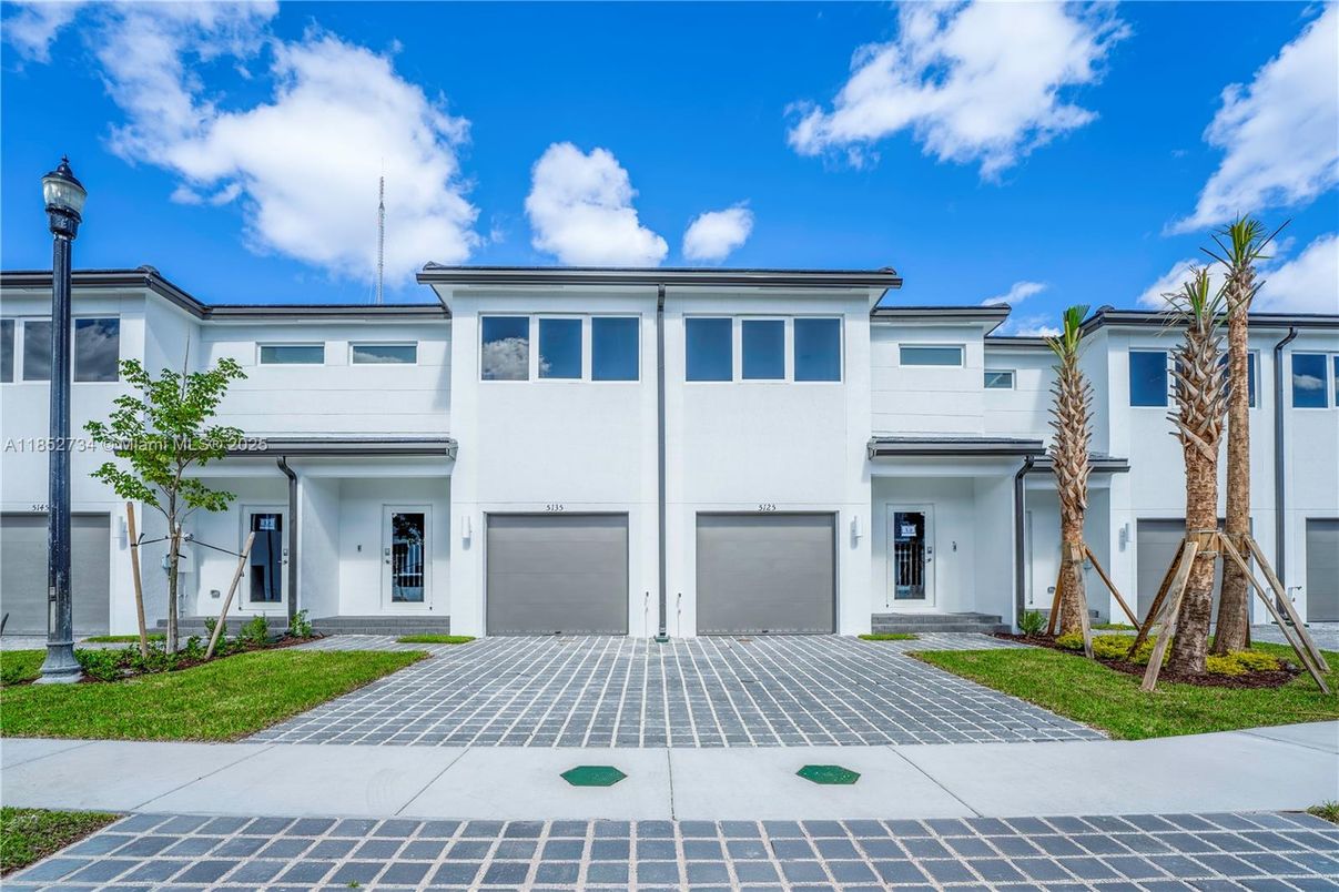 Attached, Exterior, Facade, Rowhouse