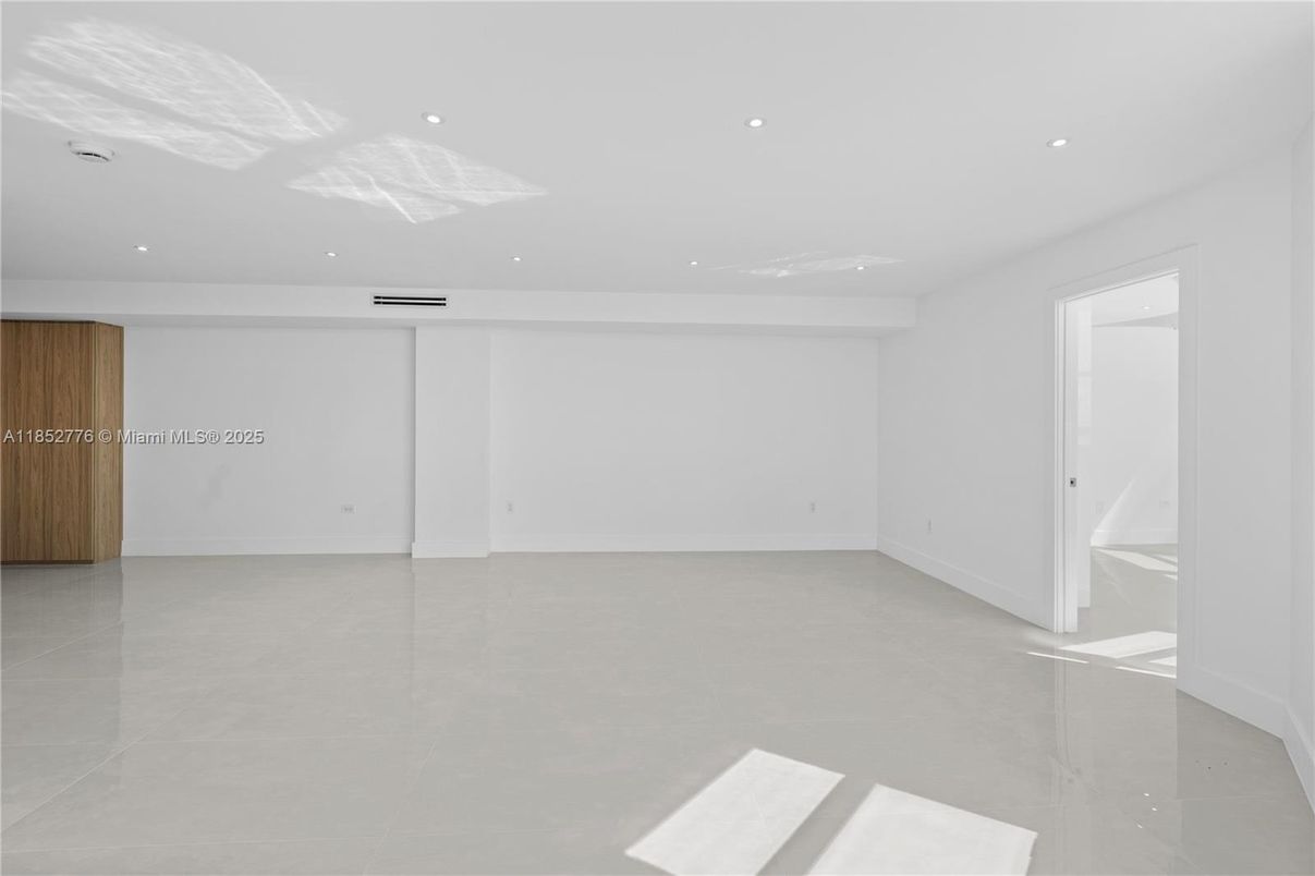 Empty room, Interior, Recessed Lighting
