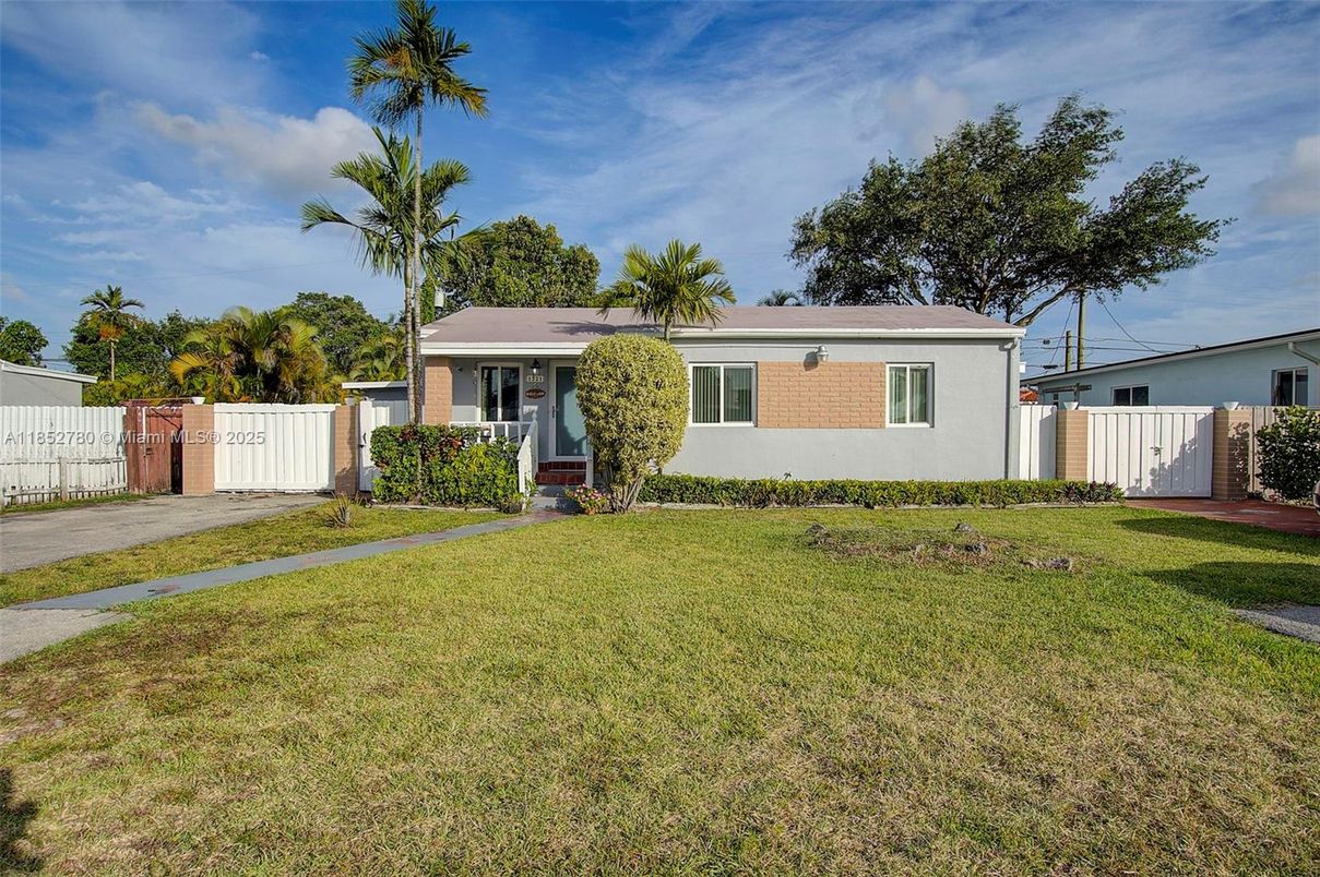 Backyard, Exterior, Facade, Ranch