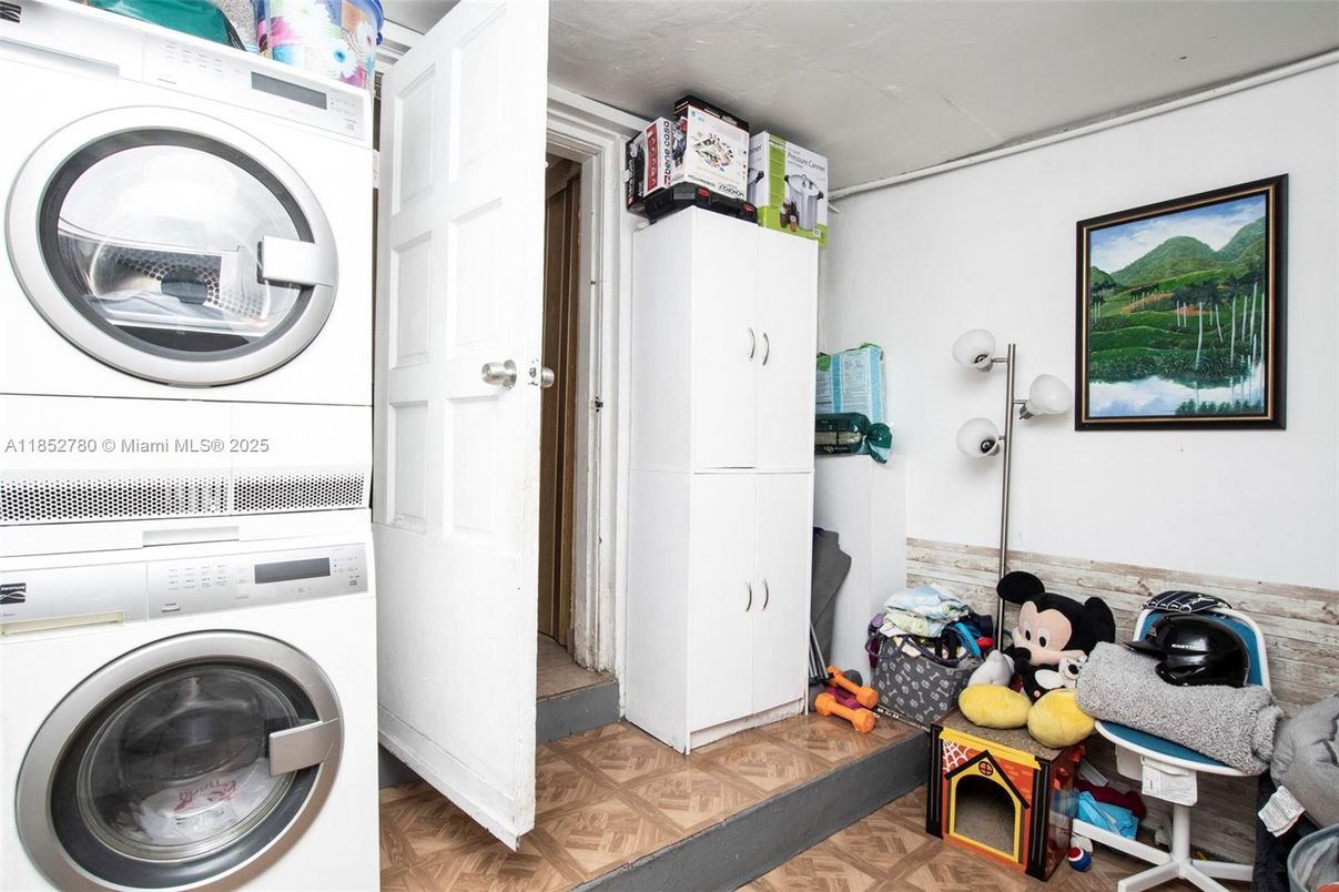 Interior, Utility Closets, Washer, Wood Texture Flooring