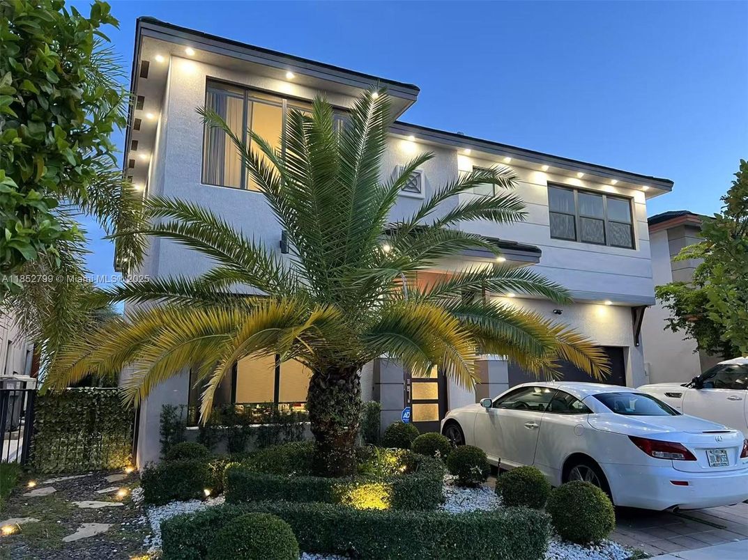 Attached, Exterior, Facade, Modern
