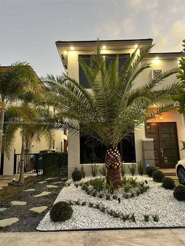 Exterior, Facade, Modern
