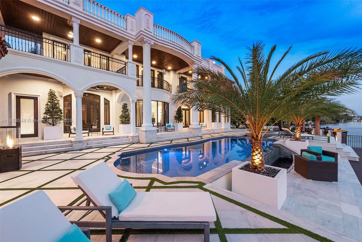 Exterior, Pool, Water