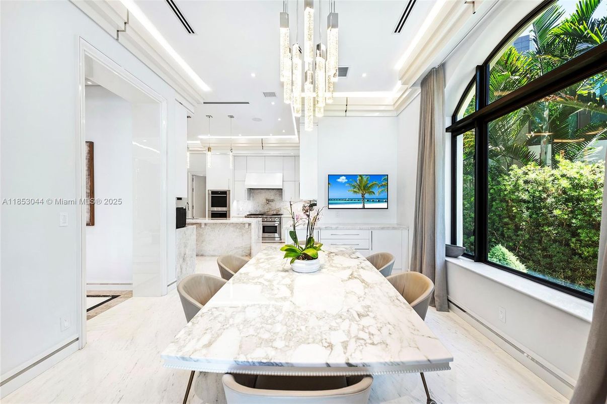 Chandelier, Dining room, Interior, Kitchen, Marble, Pendant Lights, Recessed Lighting, Stainless Steel Appliances