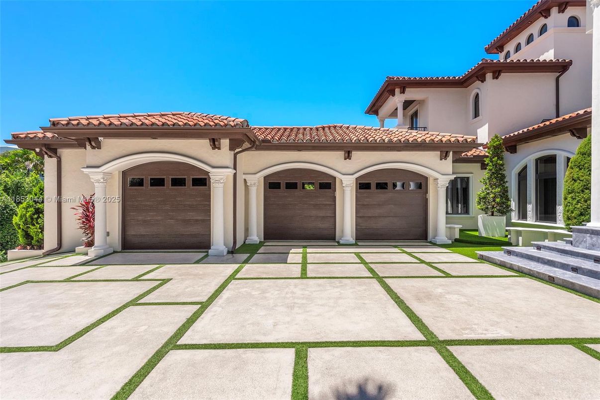 Attached, Exterior, Facade, Mediterranean