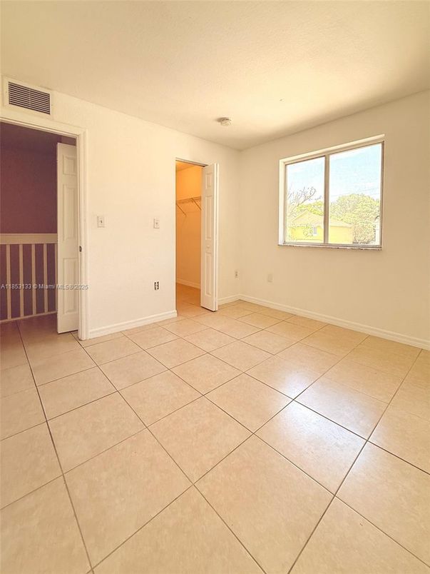 Empty room, Interior