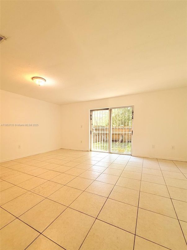 Empty room, Interior