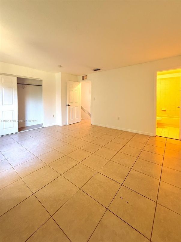 Empty room, Interior