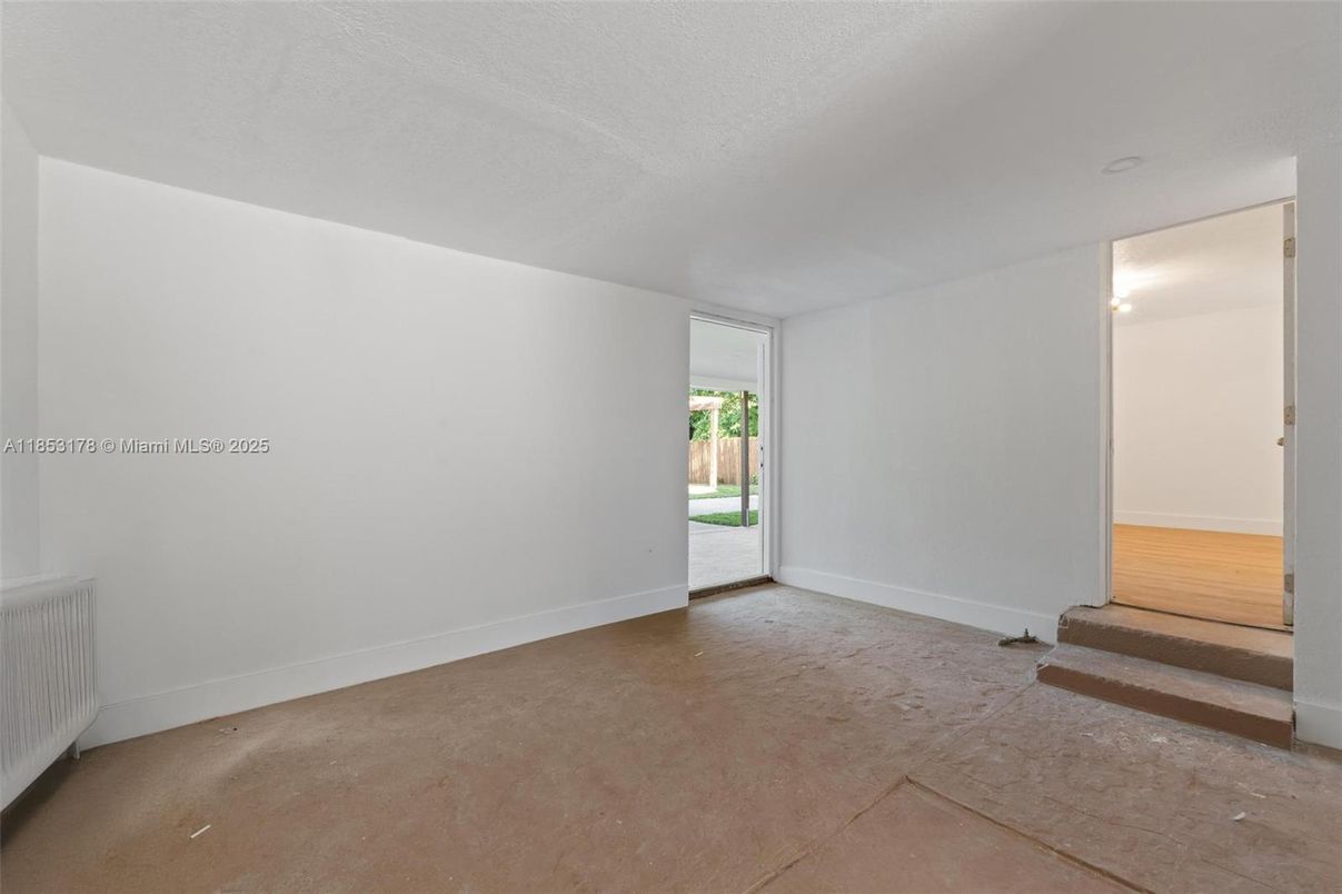 Empty room, Interior