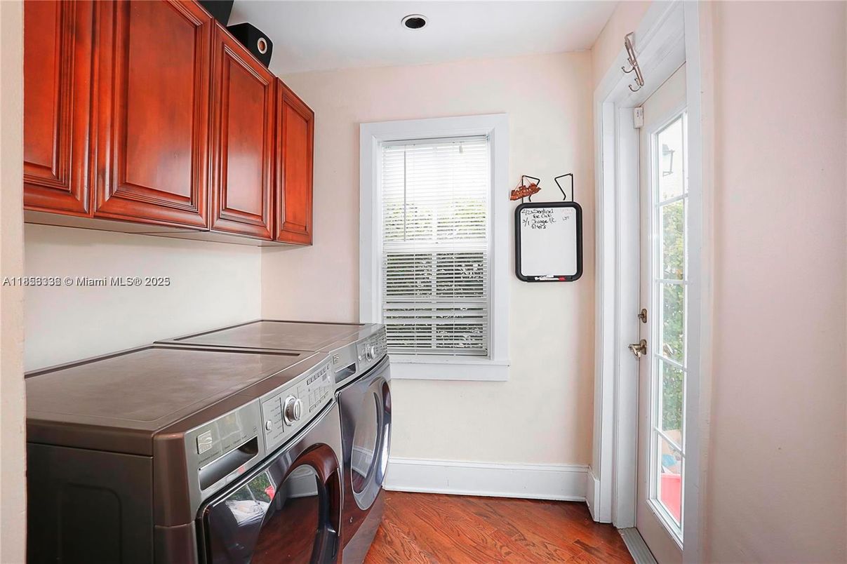 Interior, Washer, Wood Texture Flooring