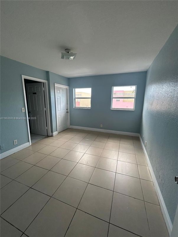 Empty room, Interior