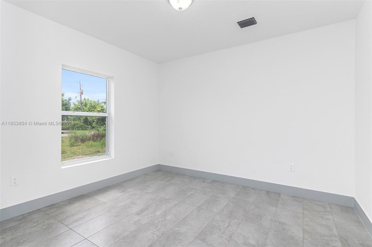 Empty room, Interior