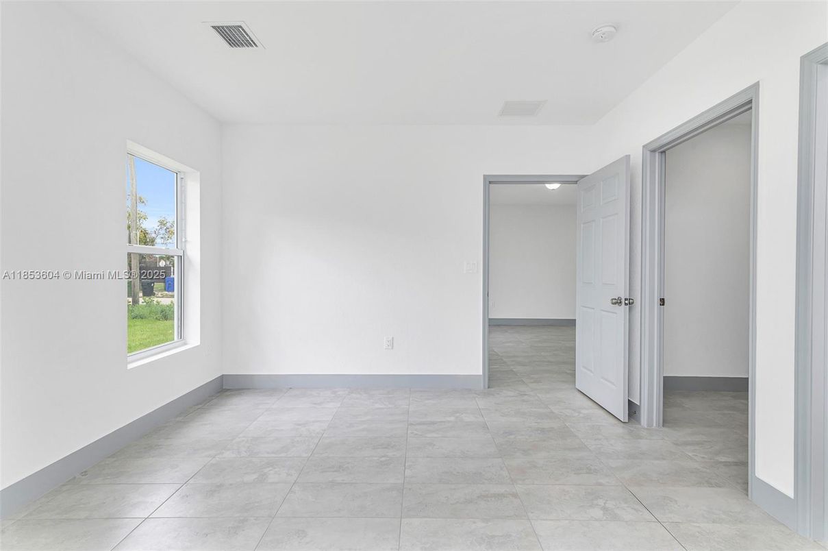 Empty room, Interior