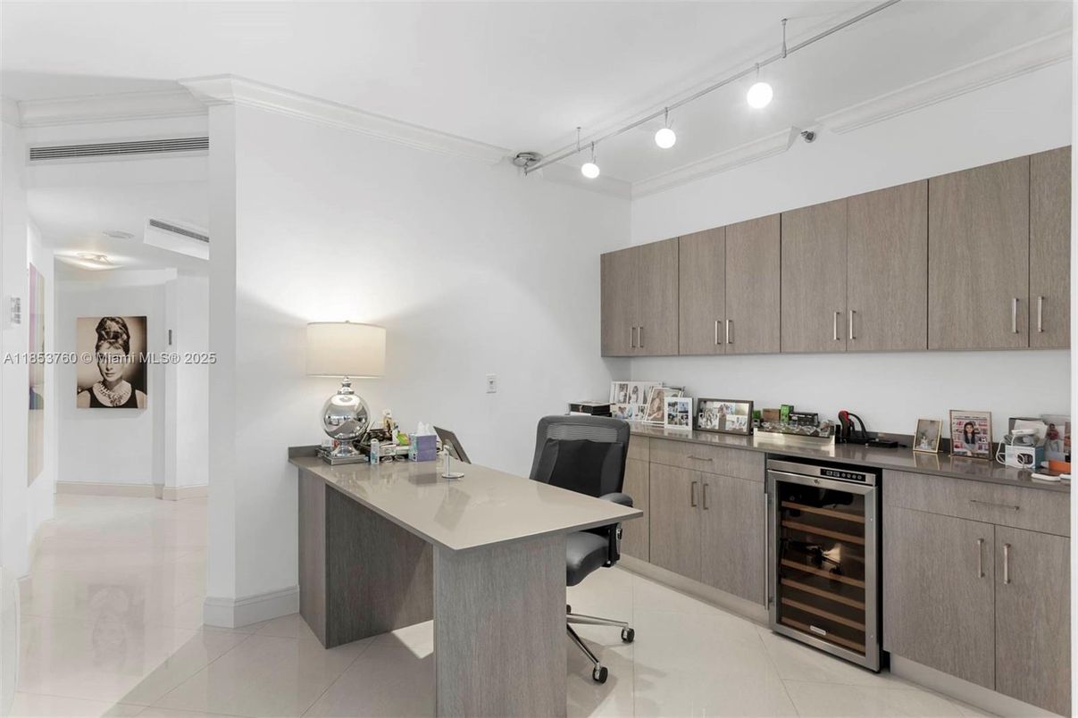 Home Office, Interior