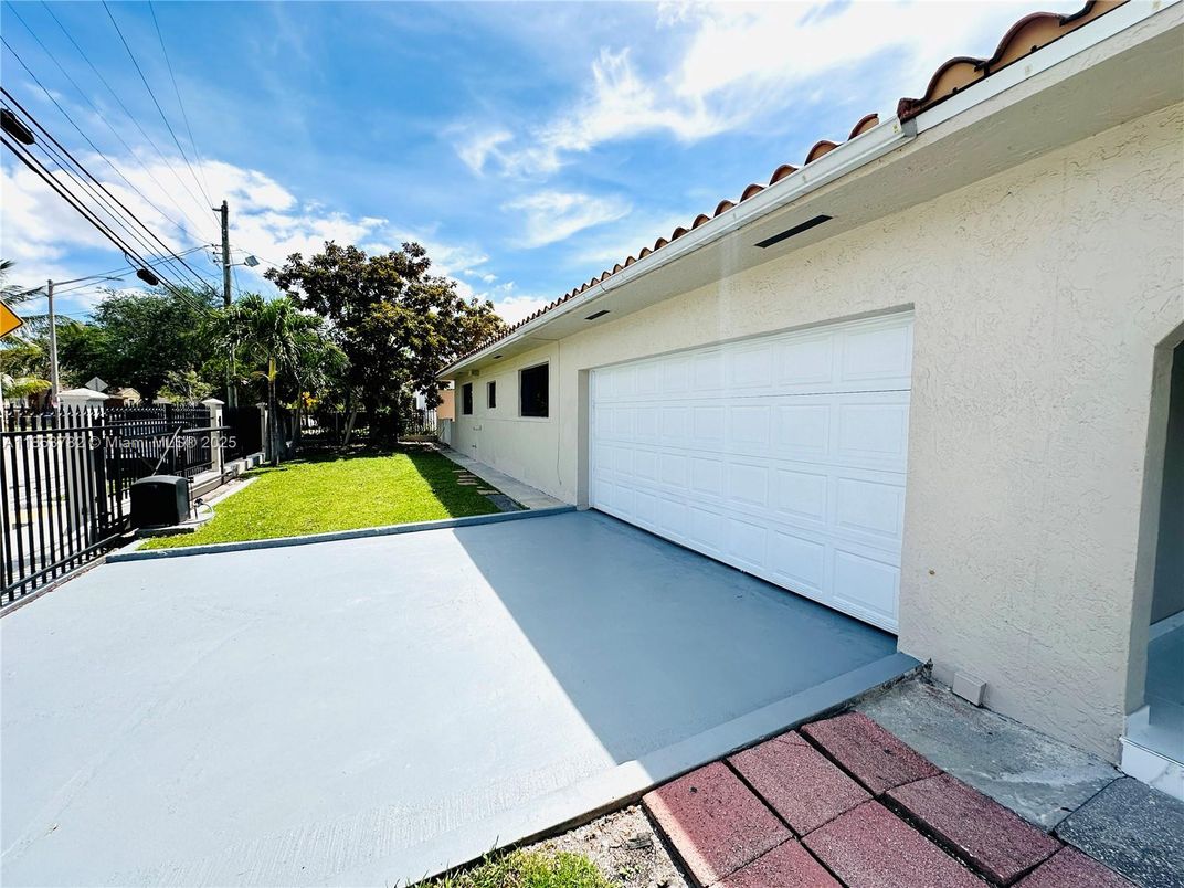 Detached Garage, Exterior